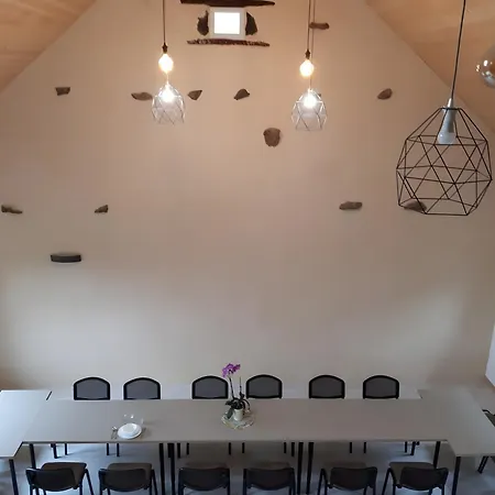 18 Personnes Avec Etang
