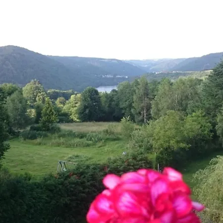 18 Personnes Avec Etang *